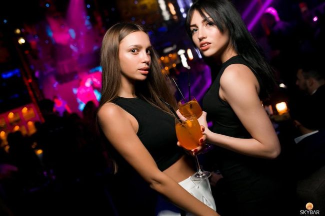 Chicas cerca de ti Kiev vida nocturna conectar bares Arena City