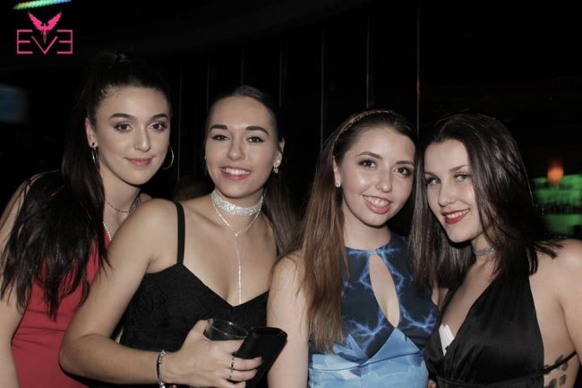 La vida nocturna de los solteros en Perth, las chicas se follan