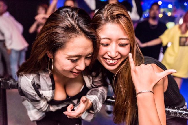 Las chicas cerca de ti, la vida nocturna de Chiba, se enrollan a los bares gaijin