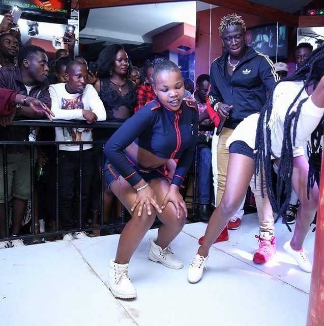 Las chicas cerca de ti, la vida nocturna de Kampala, se enrollan a los bares Kololo