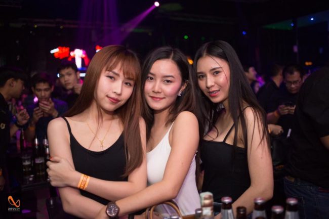 La vida nocturna de los solteros en Chiang Mai las chicas se acuestan
