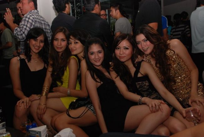 Solteros vida nocturna Bandung conocer chicas echar un polvo