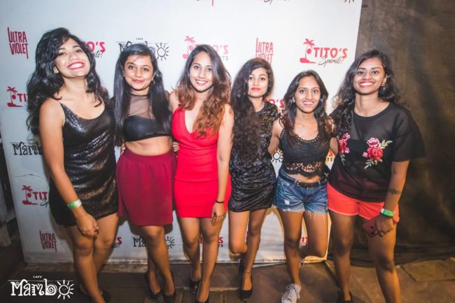 Las chicas cerca de ti, la vida nocturna de Goa Anjuna, conectan bares