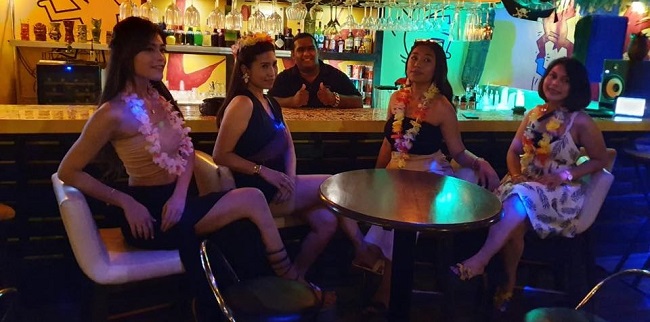 Las chicas cerca de ti, la vida nocturna de Langkawi, se enganchan en los bares Tengah