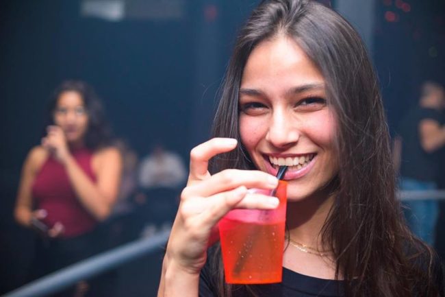 Las chicas cerca de ti, la vida nocturna de Fort Lauderdale, conectan bares
